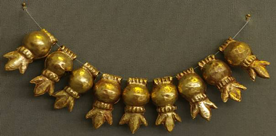Περιδέραιο με χρυσά περίαπτα ρόδια, από τον Τάφο III του Ταφικού Κύκλου Α των Μυκηνών (16ος αι. π.Χ.). Αθήνα, Εθνικό Αρχαιολογικό Μουσείο.jpg