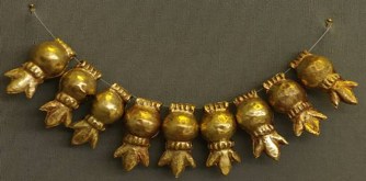 Περιδέραιο με χρυσά περίαπτα ρόδια, από τον Τάφο III του Ταφικού Κύκλου Α των Μυκηνών (16ος αι. π.Χ.). Αθήνα, Εθνικό Αρχαιολογικό Μουσείο.jpg