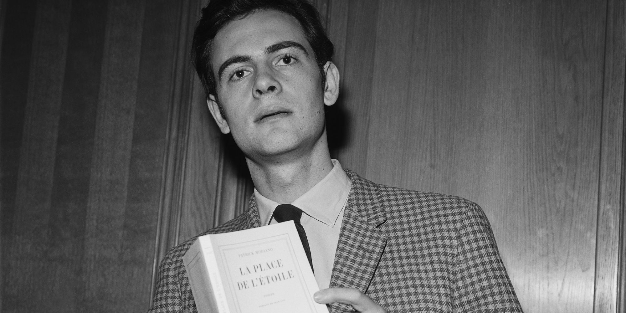 PATRICK MODIANO RECOIT LE PRIX ROGER MINIER POUR SON ROMAN LA PLACE DE L'ETOILE EN 1968