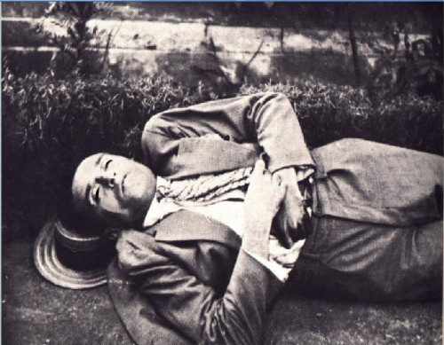 697975_Ο_Κώστας_Καρυωτάκης_νεκρός_στο_Βαθύ_Πρέβεζας_-1928-_D_1_1